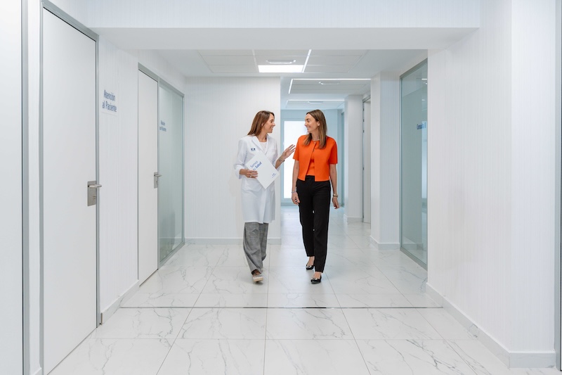 Doctora y paciente pasillo