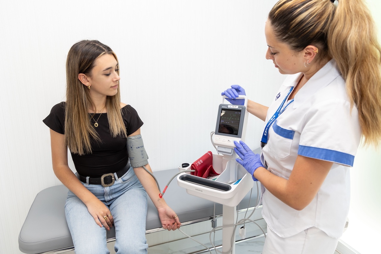 Enfermera toma constantes