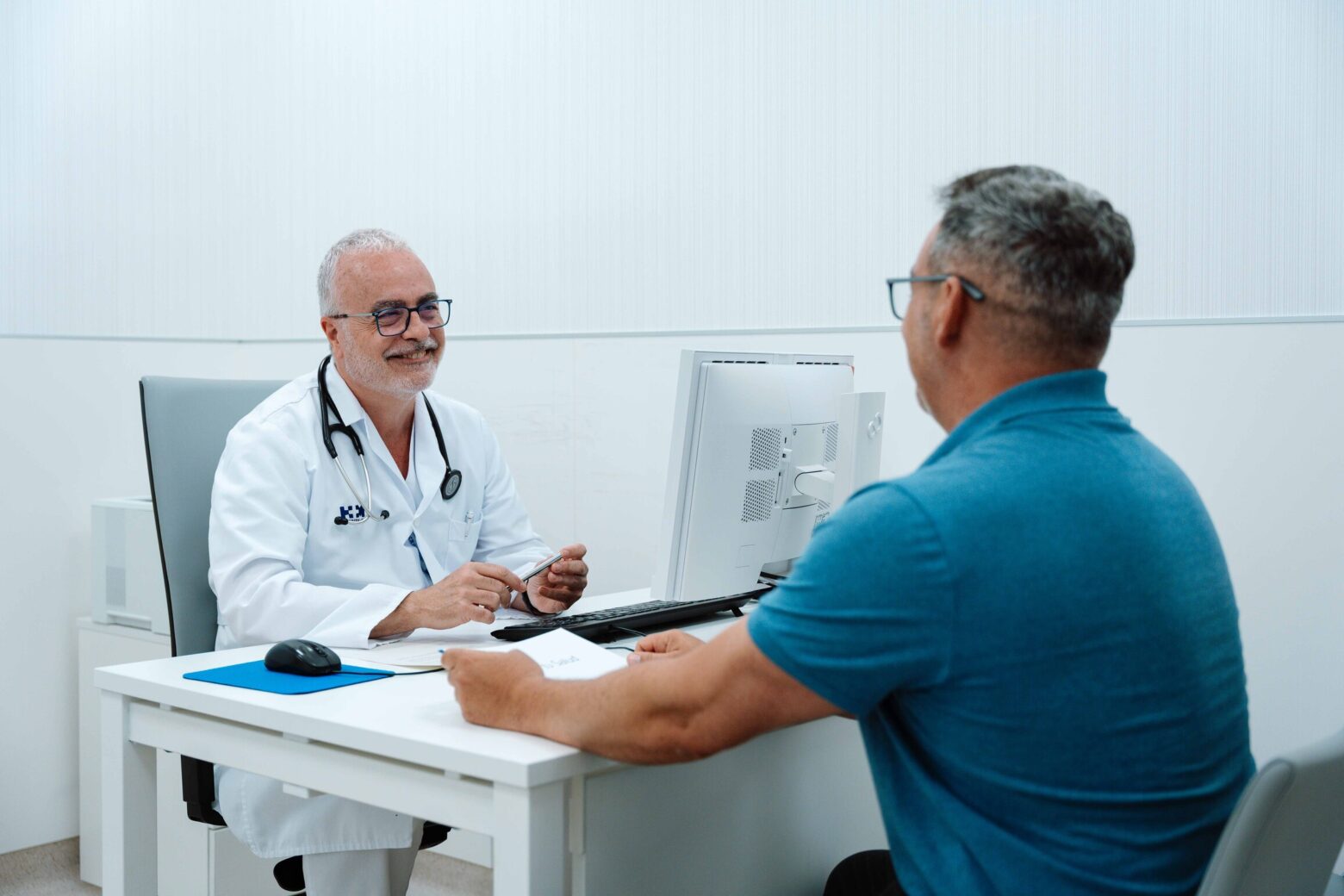 Doctor consulta y paciente 1 33