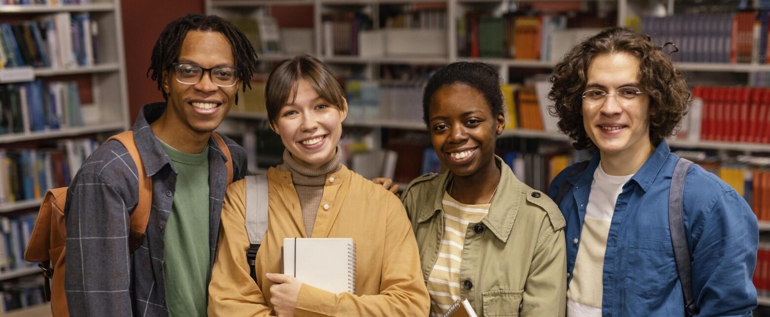 Colegas universitarios posando en la universidad 2560x1707