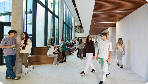 Sociedad, alumnos en un pasillo