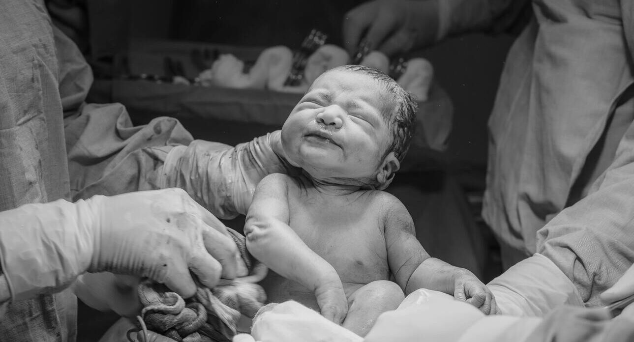 Bebé durante parto natural