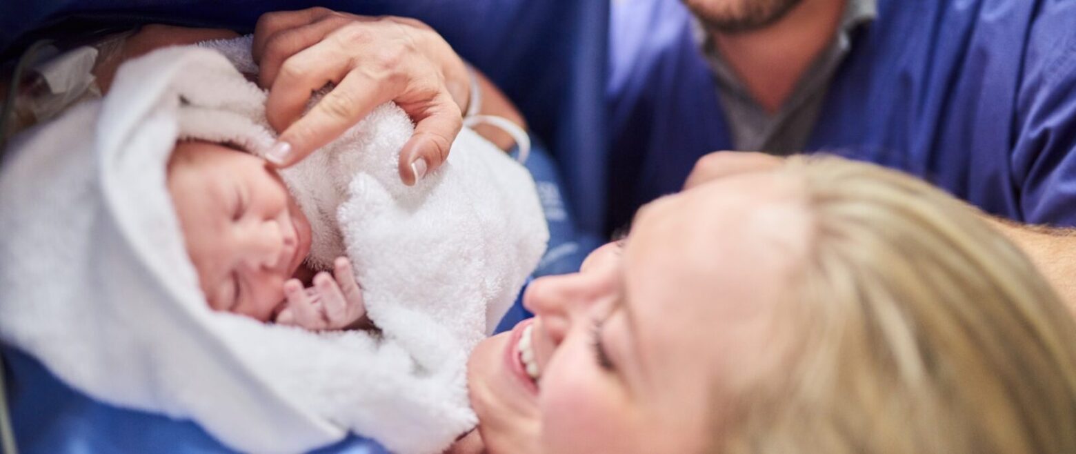 Madre sujeta a su bebé recién nacido