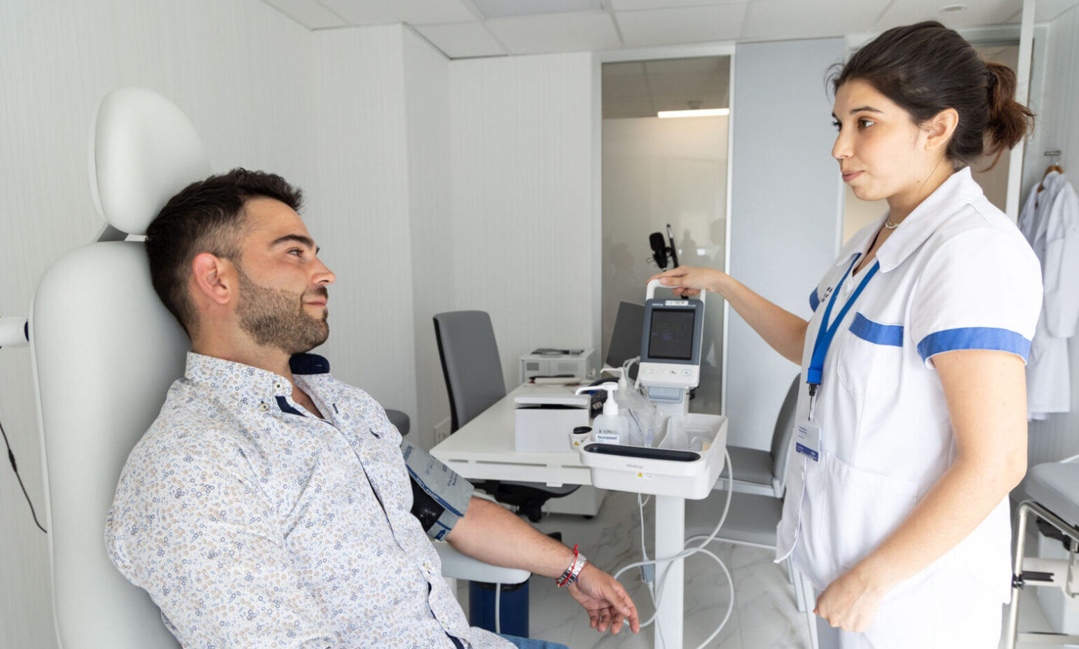 Chequeo de paciente con una enfermera