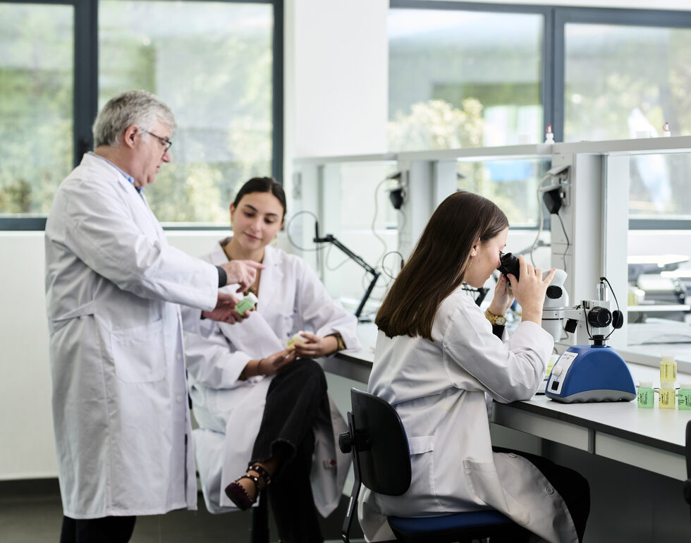 médico enseñando a estudiantes en prácticas