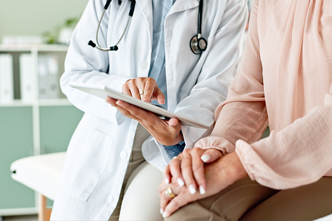 Paciente de esclerosis múltiple en consulta con un especialista