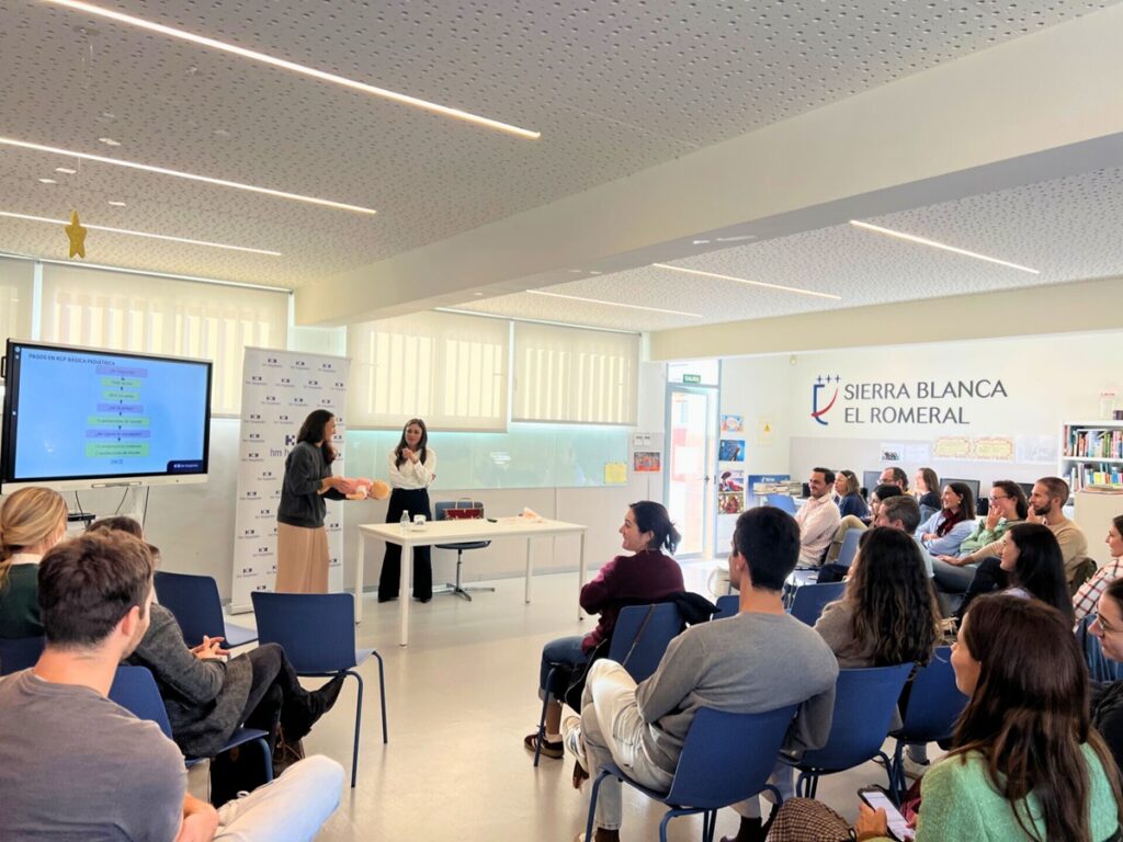 HM Málaga forma a familias del Colegio Sierra Blanca – El Romeral en primeros auxilios pediátricos