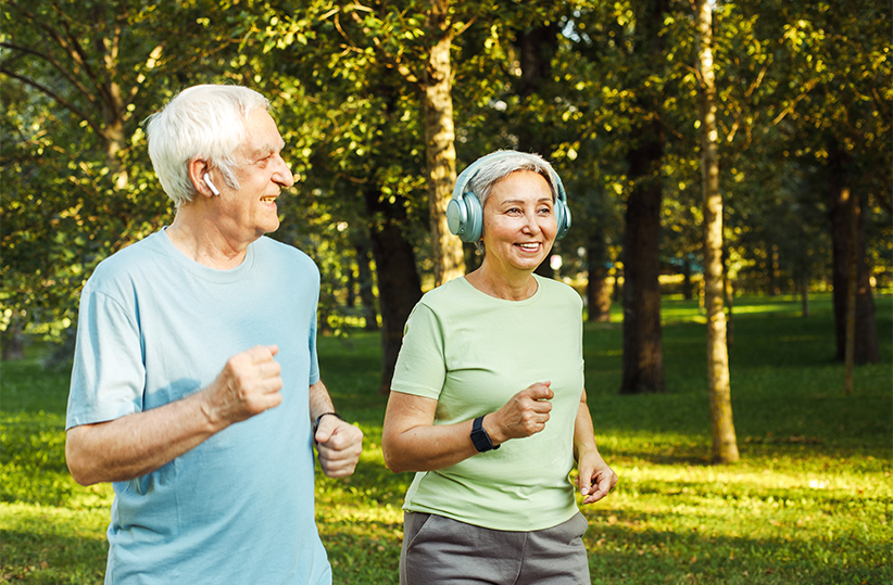 Pareja de tercera edad haciendo ejercicio en la naturaleza