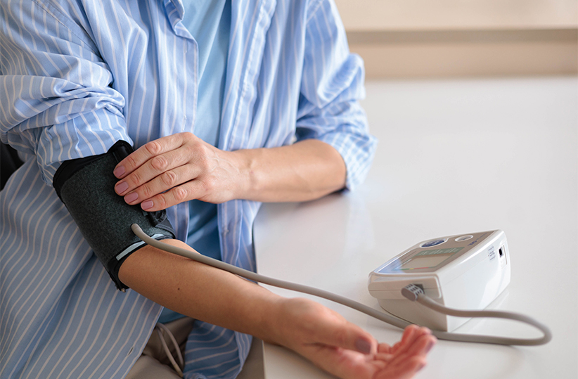 Adulto midiendo su presión arterial en casa