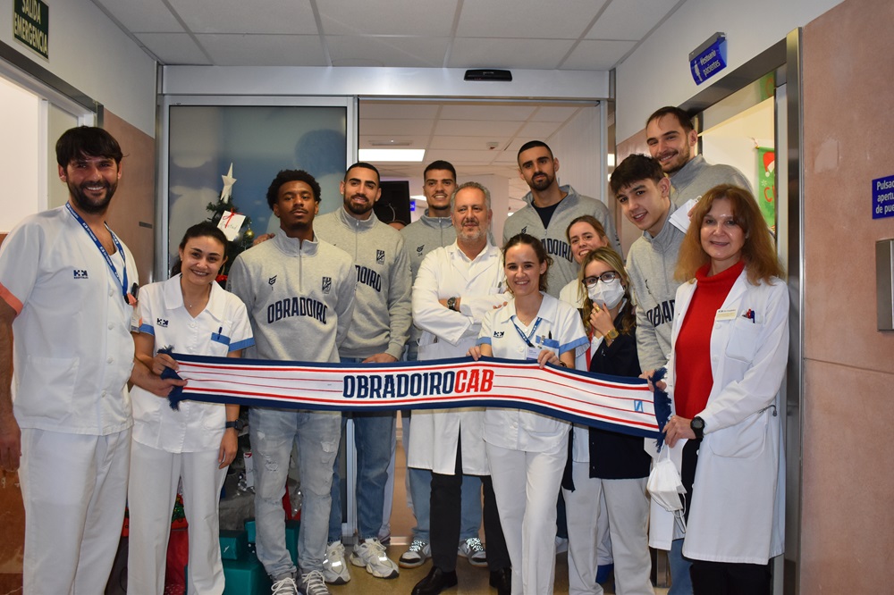 Imagen para: Los jugadores del Monbus Obradoiro visitan la Unidad de Diálisis de HM La Esperanza