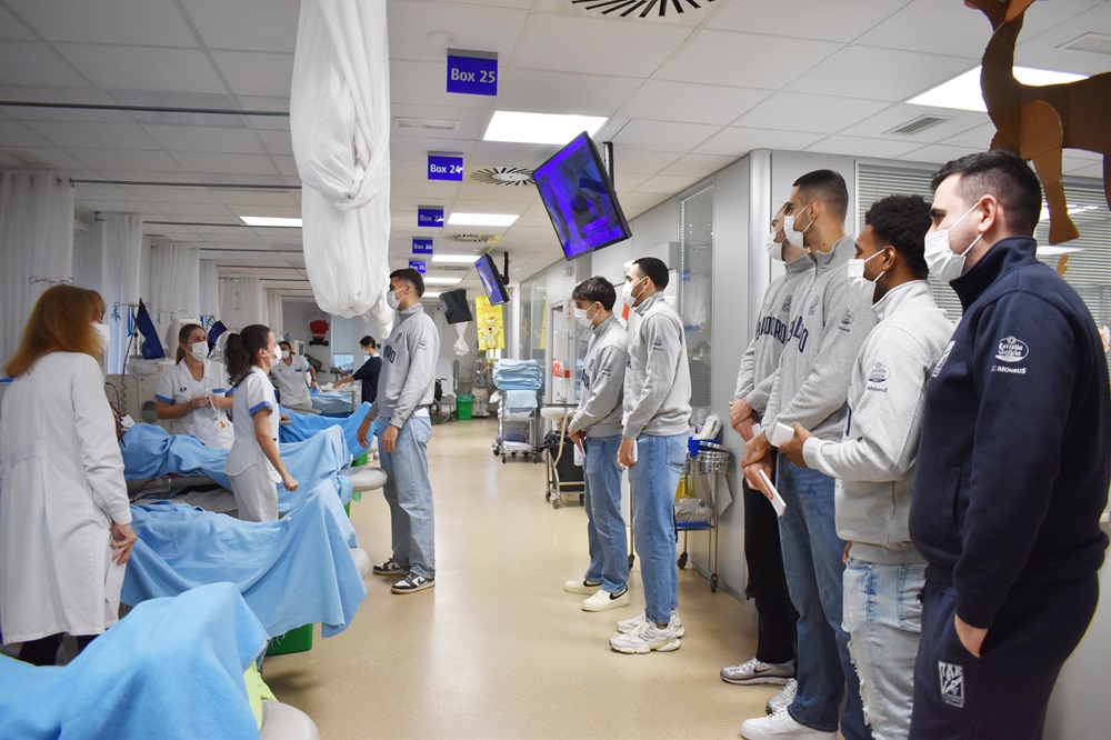 Jugadores del Monbus Obradoiro en Hospital HM La Esperanza