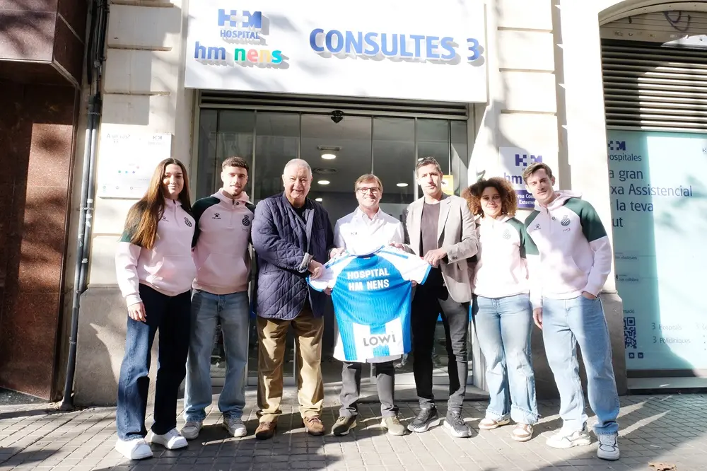 Imagen para: La Fundación HM Obra Social Nens organiza una visita de jugadores y jugadoras del RCD Espanyol al Hospital HM Nens