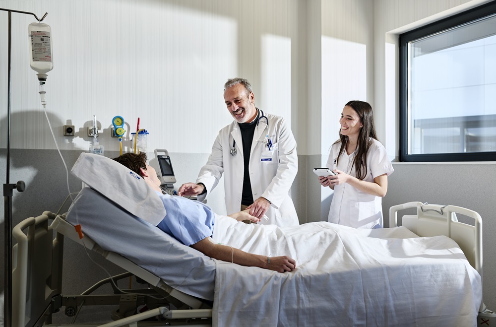 Doctor atendiendo a un paciente en HM Hospitales