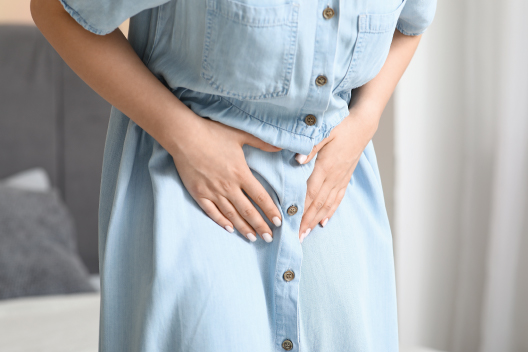 Mujer con dolor abdominal por infección de orina