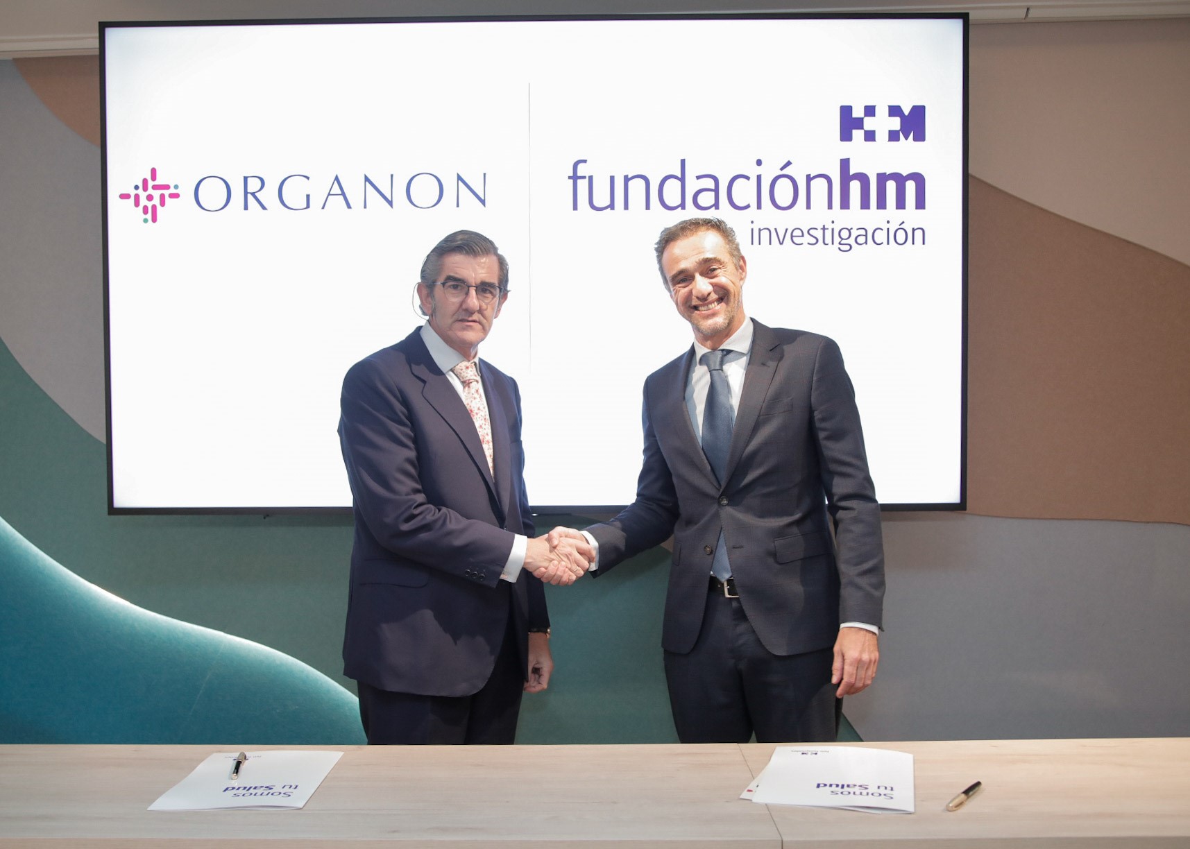 Fundación HM Hospitales y Organon firmando el acuerdo de formación en cardiología