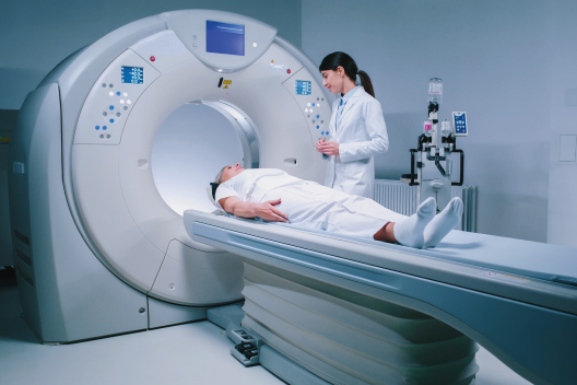 Paciente y doctora realizando una resognancia magnética