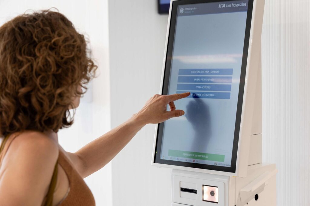 Paciente en pantalla de HM Hospitales antes de su cita