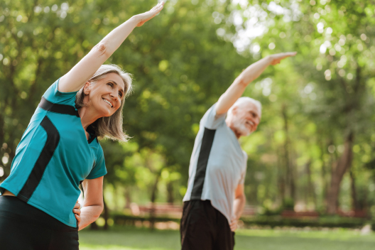 Mujer de avanzada edad realizando ejercicio en el parque