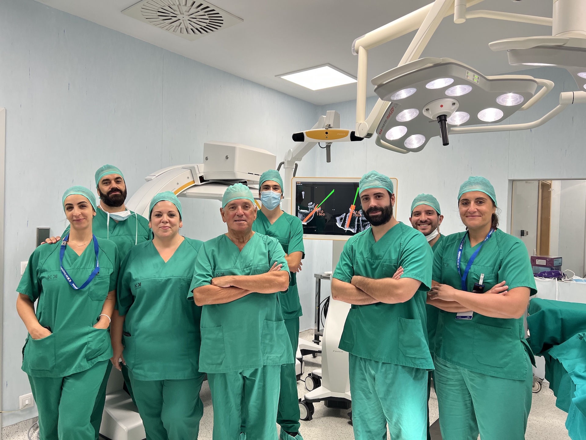 Equipo de Traumatología junto al nuevo navegador de cirugía de columna