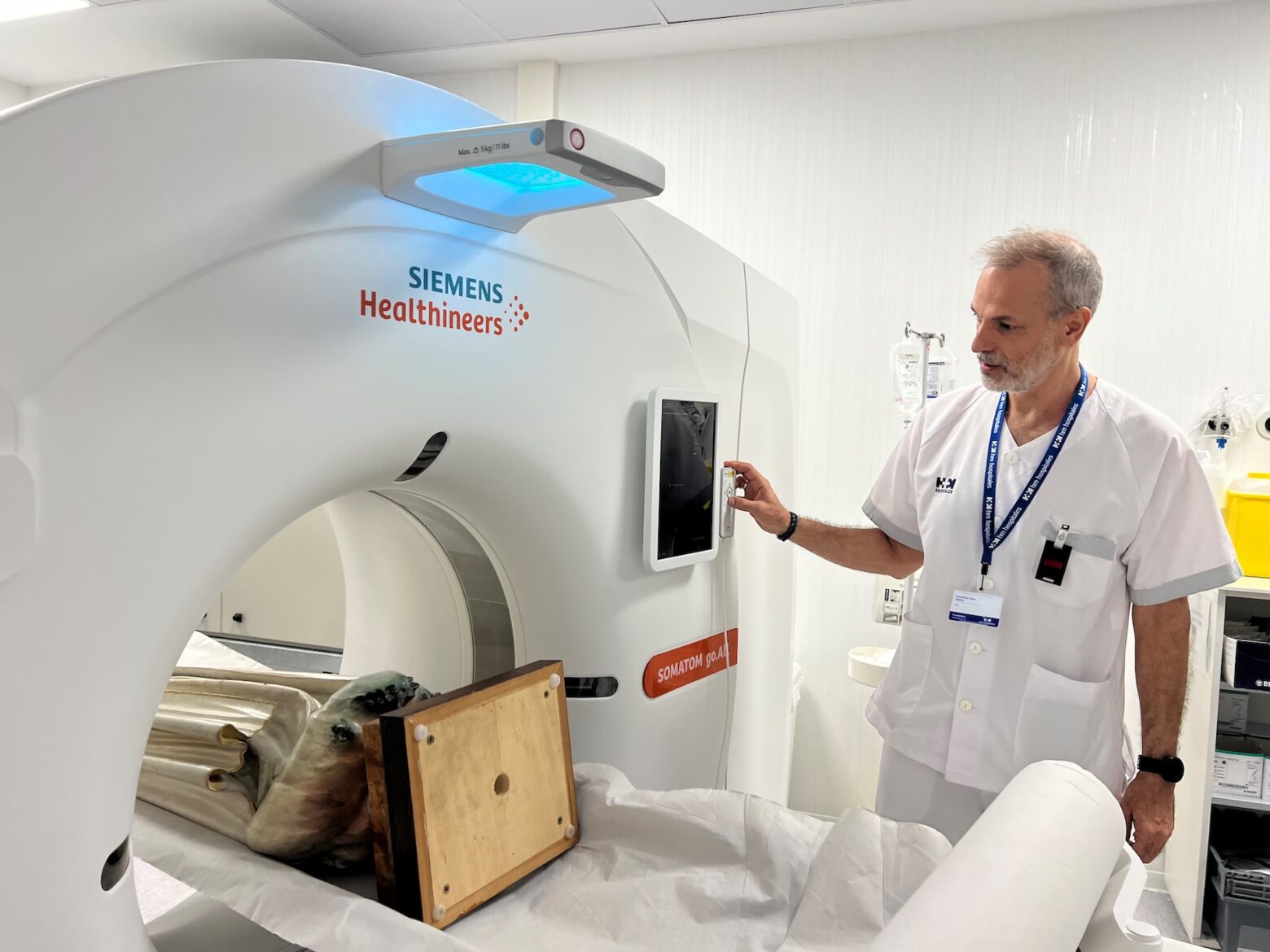 Imagen para: HM Málaga realiza un TAC a la Virgen de Fátima como paso previo a su proceso de restauración