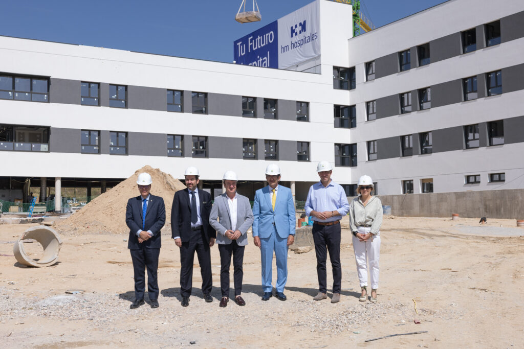El alcalde de Tres Cantos visita las obras del futuro Hospital Universitario HM Tres Cantos y la Residencia Valdeluz, que ultiman su apertura