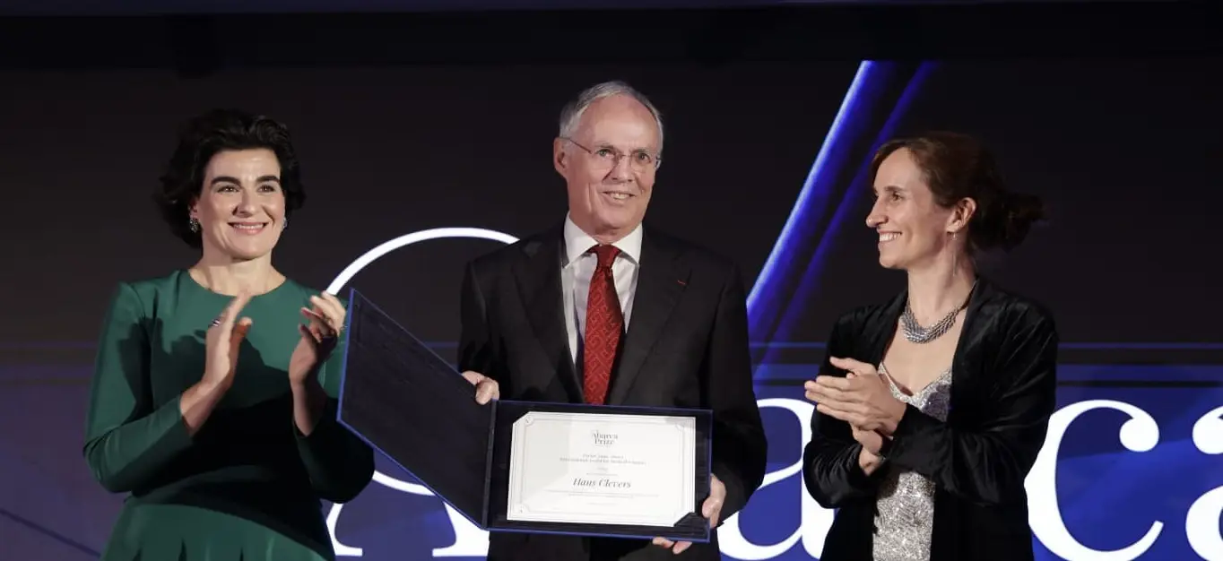 V Edicion Abarca Prize El Prof. Hans Clevers recibe el premio de manos de la Dra Elena Abarca y la ministra de Sanidad Monica Garcia (002)