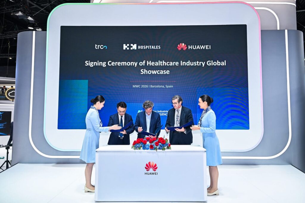 Imagen del acto de firma de Huawei y HM Hospitales