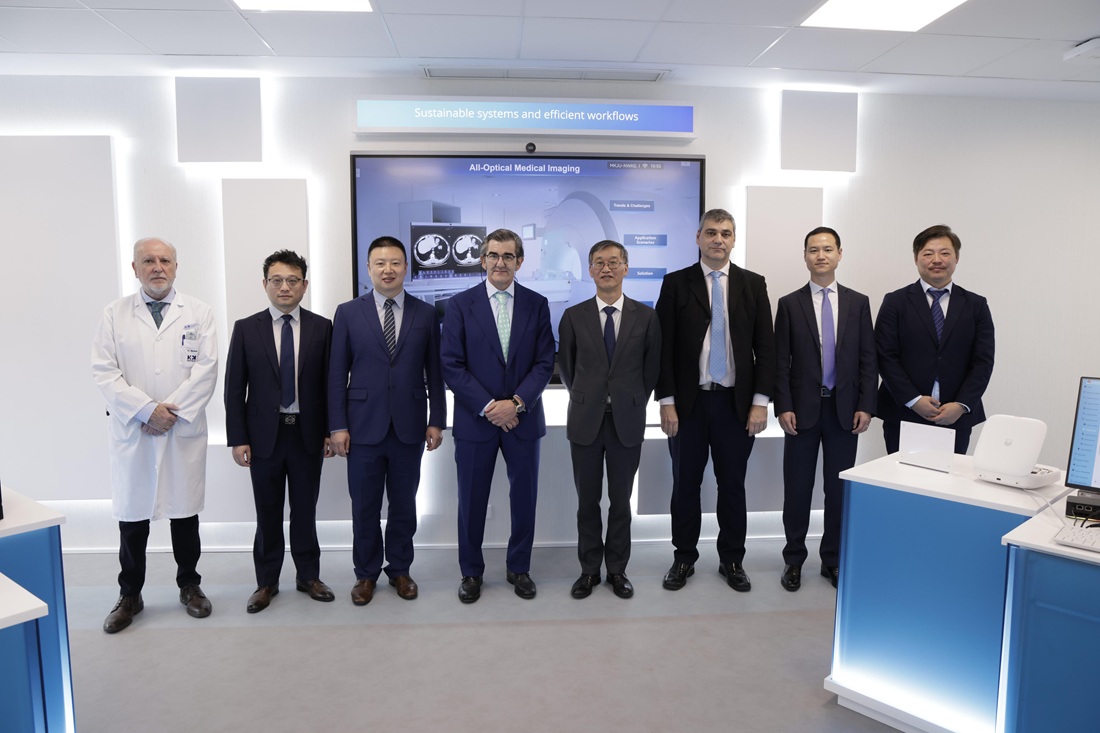 Imagen para: El embajador de China en España visita el showroom tecnológico sanitario de HM Hospitales en CUHMED