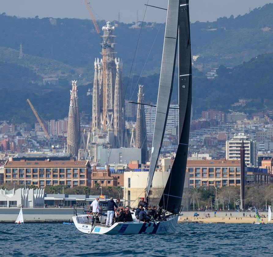 Barco Hydra de HM Hospitales en la Copa del Rey de Vela