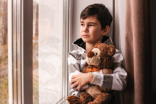 Niño con trastorno del espectro autista abrazando a su peluche