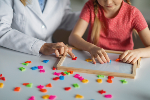 Niña en consulta psicológica haciendo pruebas de estimulación