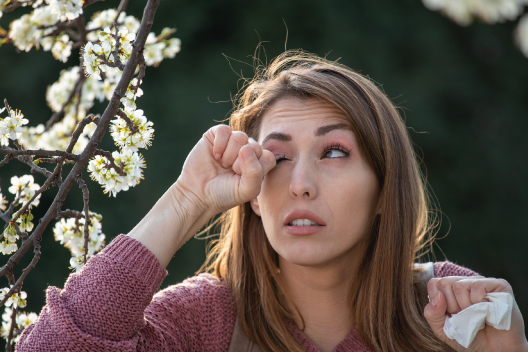 Mujer adulta con picor en los ojos por alergia primaveral