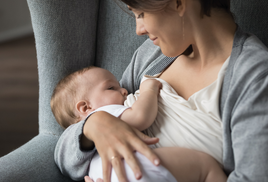 Madre lactante con su bebé en brazos