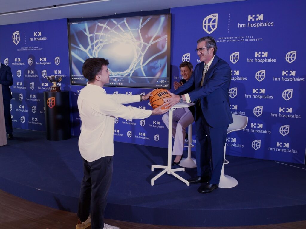 Estudiante CUHMED hace entrega del balón a ambos presidentes