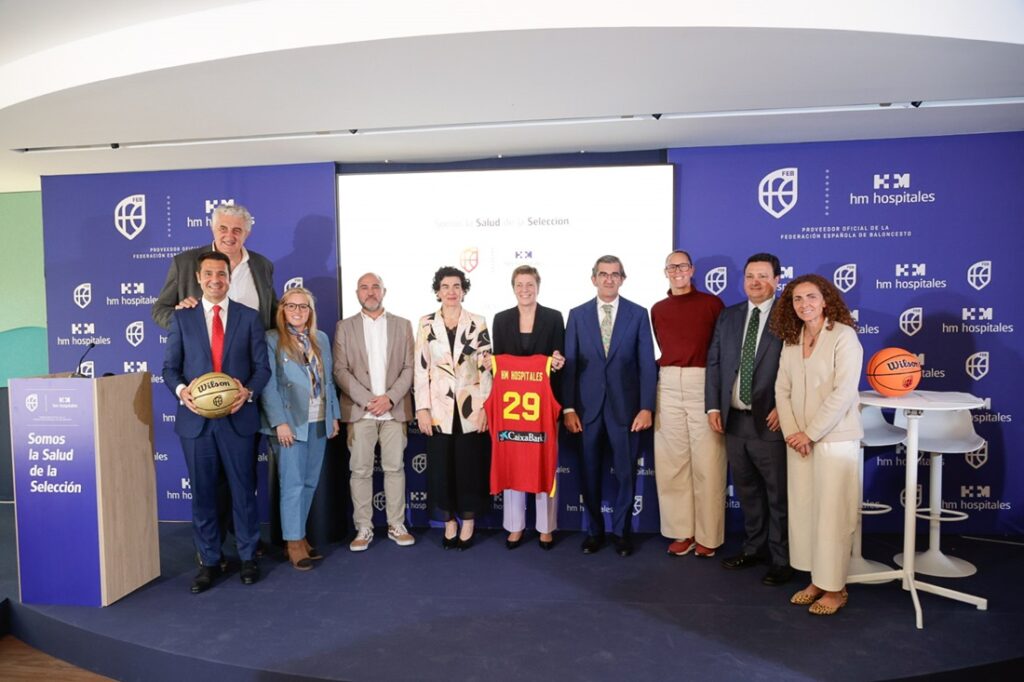 Foto de familia de la renovacion del acuerdo de colaboracion de la FEB