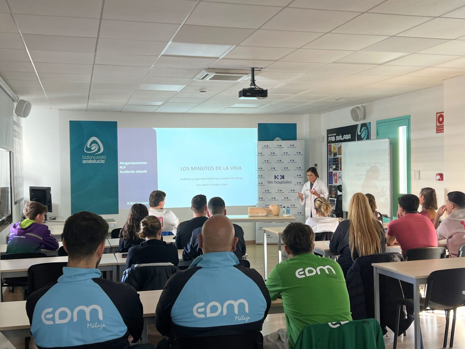 La Dra. González, jefa del Servicio de Pediatria de HM Málaga, durante el taller