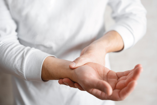 Hombre adulto con dolor en la muñeca
