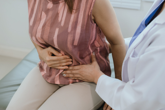 Paciente en consulta con dolor abdominal
