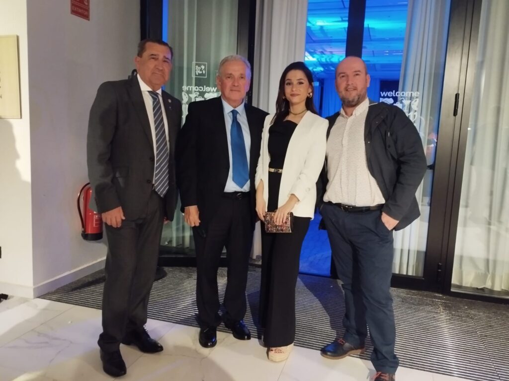 Dres. Manuel Díaz y Virgilio de Lemos junto al comité de enfermería