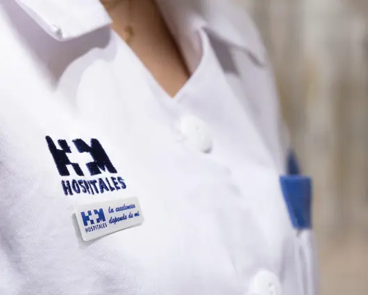 Logo de HM Hospitales en el uniforme del personal sanitario
