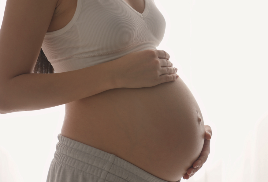 Barriga de una embarazada de aproximadamente 6 meses