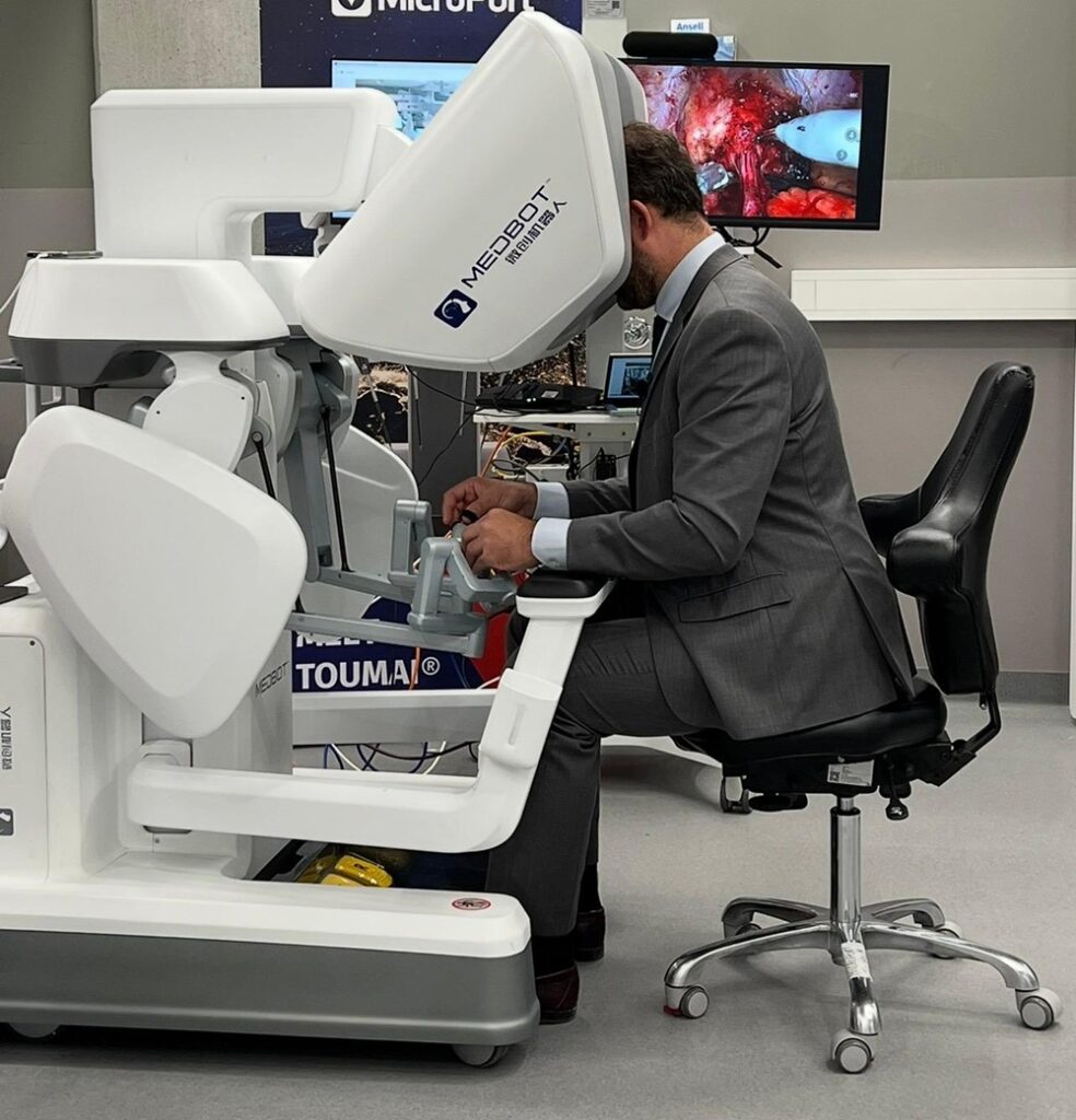 Dr Ricardo brime operando con Toumai