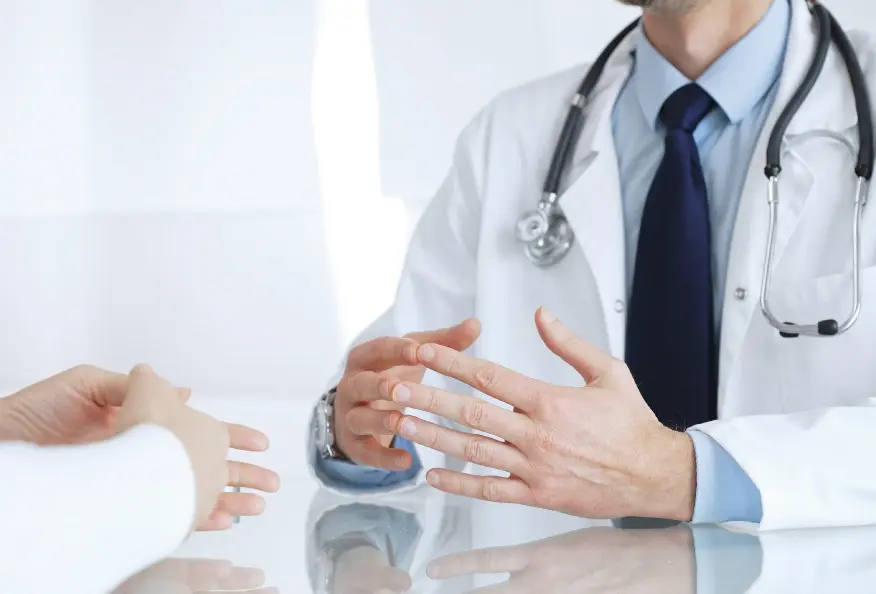 Doctor en consulta médica con un paciente