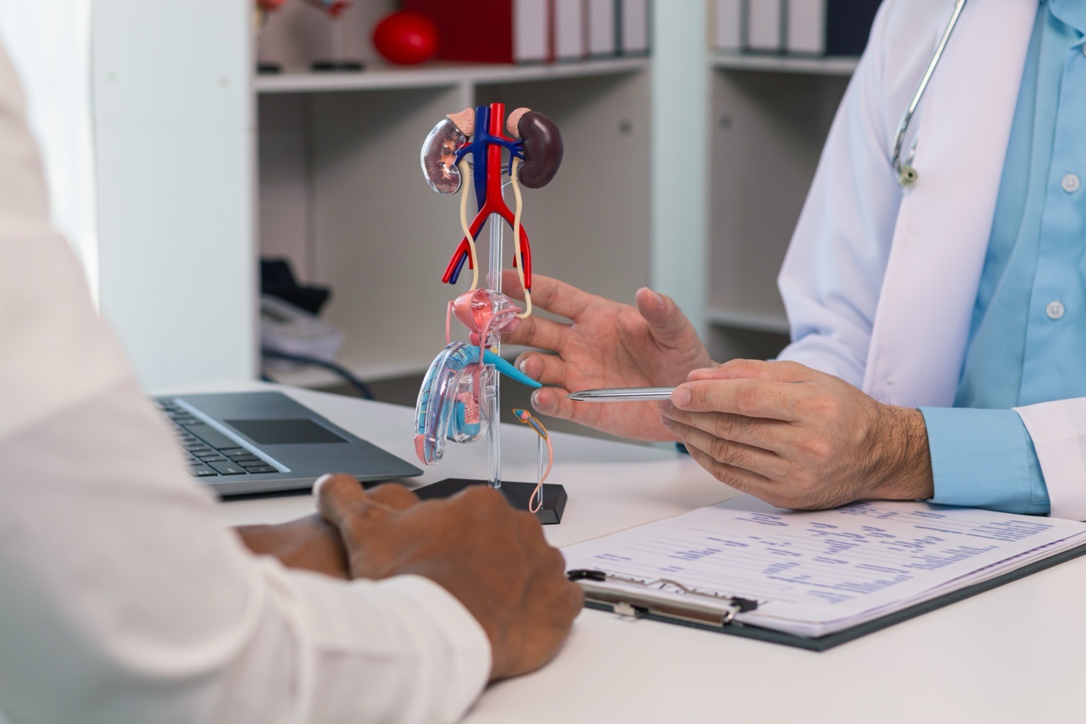 Doctor en consulta con un paciente de cáncer de prostata