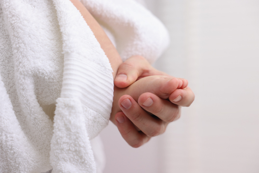 Pie de un bebé secándose con una toalla