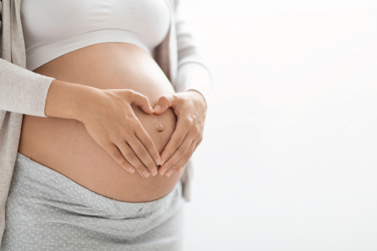 Mujer embarazada con manos barriga