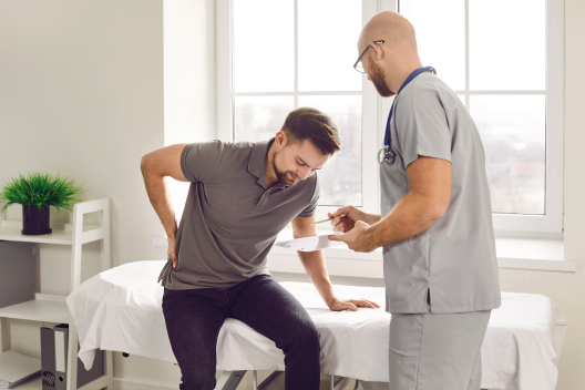 Hombre dolor ciatica cita medico
