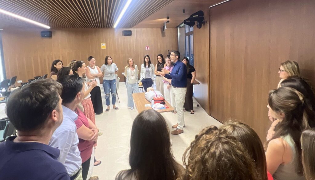 Dr. Alberto Puertas explicando cómo usar un DEA
