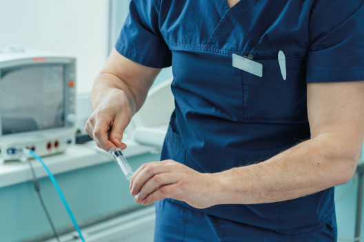 Profesional sanitario preparando la dosis de anestesia epidural para el parto