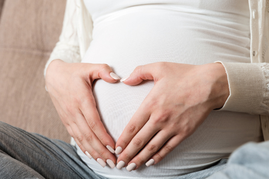 Conoce la importancia de cuidar tu salud y la de tu bebé practicando deporte seguro durante el primer trimestre de embarazo.